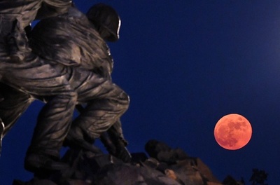 7月の満月「サンダームーン」、山火事の煙で赤く 米