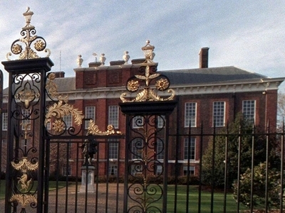 英ロイヤルカップル、ダイアナ元妃の暮らした宮殿で生活へ