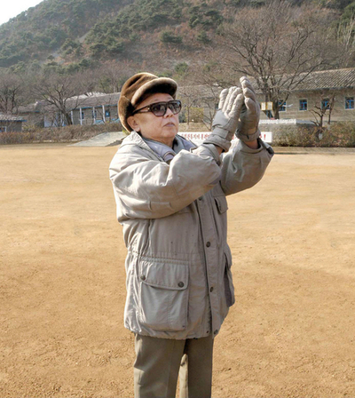 金総書記の拍手写真を公開、半身不随説の払拭が狙いか