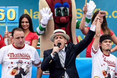 米ホットドッグ早食い、8連覇中のチャンピオン敗れる
