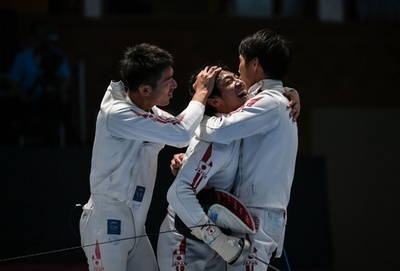 日本、フェンシング男子エペ団体で金メダル アジア大会