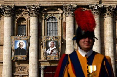 バチカンで列聖式、パウロ6世と中米で暗殺された大司教が聖人に