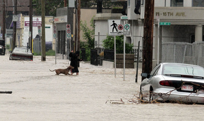カナダ・カルガリーで洪水、10万人が避難