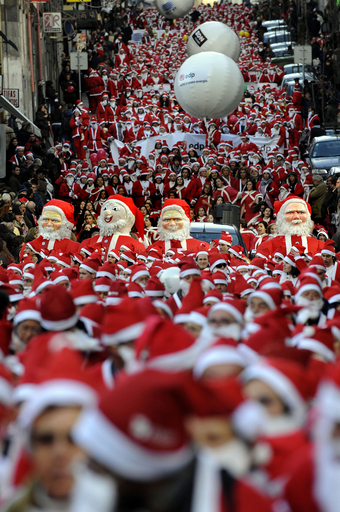 サンタの仮装で数千人がパレード、ギネス記録に挑戦