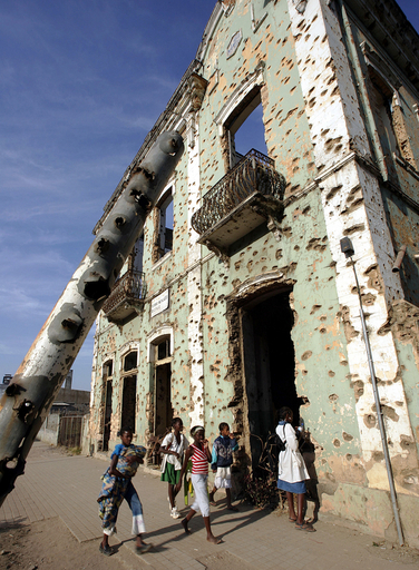 アンゴラで航空機墜落、少なくとも25人死亡