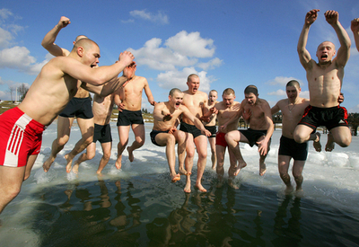 寒空の中、裸で健康を祝う - ベラルーシ
