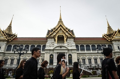 プミポン国王の棺が安置された宮殿、一般弔問客に開放 タイ