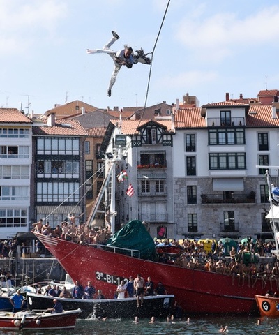 海上のガンの死骸にしがみつく、スペイン・バスク地方の奇祭