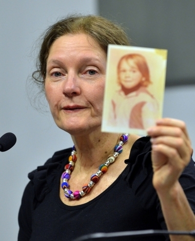 アサンジ容疑者母にナチススローガン絶叫、豪ラジオホストが謹慎処分に