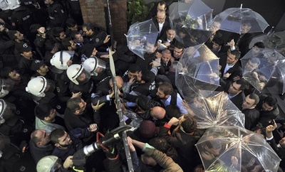 トルコ警察、反政権系テレビ局に突入