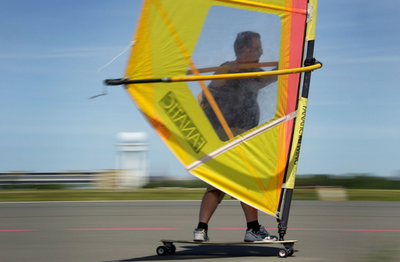 スケボーサーフィンで滑走路をさっそうと、ベルリン空港跡地