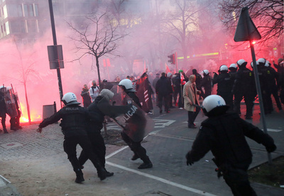 ポーランド独立記念日、右派やフーリガンが機動隊と衝突