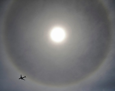 上海上空に現れた「白虹」