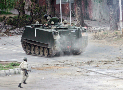 モスク立てこもり事件、総攻撃で多数の負傷者