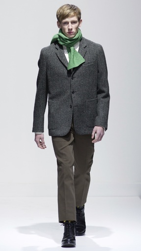 爽やかなスカーフを差し色に、「マーガレット・ハウエル」15/16年秋冬メンズ