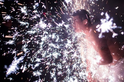 火花を「食べて」悪霊払い、中国福建省で新年の儀式