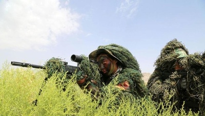 新疆軍区の狙撃兵、ゴビ砂漠で男女混合の訓練 中国