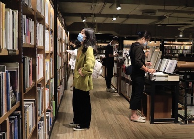 路上で19年間、7700冊を販売 中国・広州の88歳男性