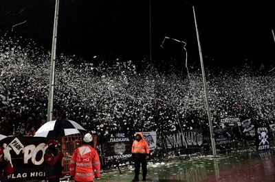 Paok会長が銃携帯でピッチに乱入 ギリシャリーグの首位攻防戦が中止に 写真8枚 国際ニュース Afpbb News