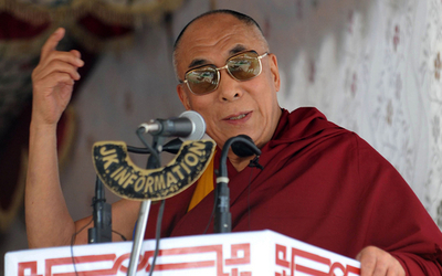 カシミール伝統衣装の児童たち、ダライ・ラマ訪問を歓迎