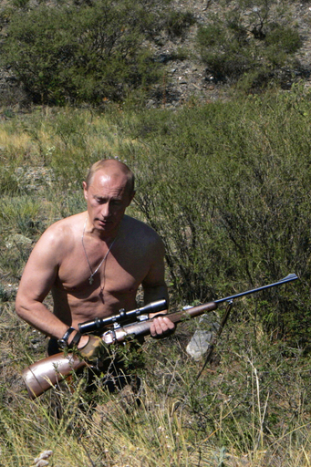 プーチン露大統領、猟銃手に狩りを楽しむ
