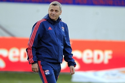 仏リーグで連日のクビ切り、リヨンがフルニエ監督を解任