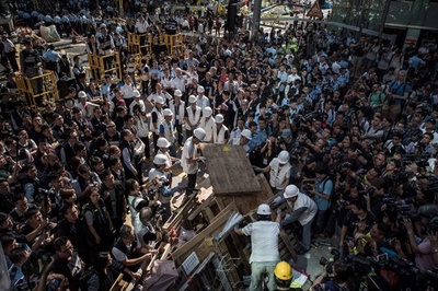 香港デモ、バリケード撤去で警察ともみ合い 民主派80人逮捕