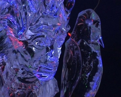 【動画】マイナス8度でおとぎ話を再現、モスクワで氷の彫刻展開催