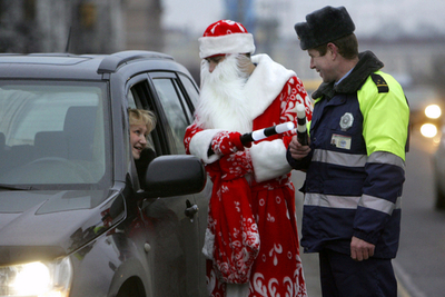サンタも交通取り締まり？　ベラルーシのクリスマス