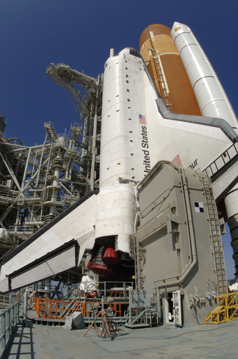 スペースシャトル作業員、発射台から転落死