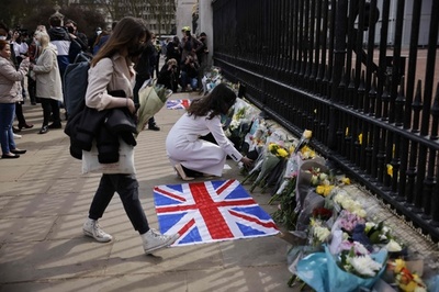 半旗に花束 英国民、フィリップ殿下を追悼