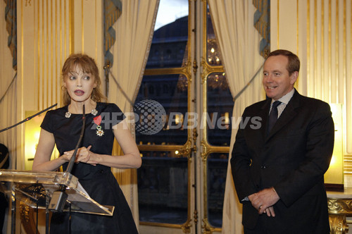 アリエル・ドンバールがレジオン・ドヌール勲章を受章 フランス 写真6枚 ファッション ニュースならMODE PRESS powered