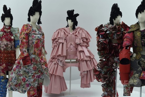 川久保玲の展覧会、メトロポリタン美術館で始まる 川久保玲の展覧会、メトロポリタン美術館で始まる