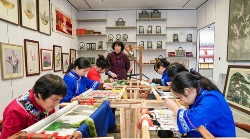 指先の技から「指先の経済」へ、トゥチャ族の刺繡娘・中国