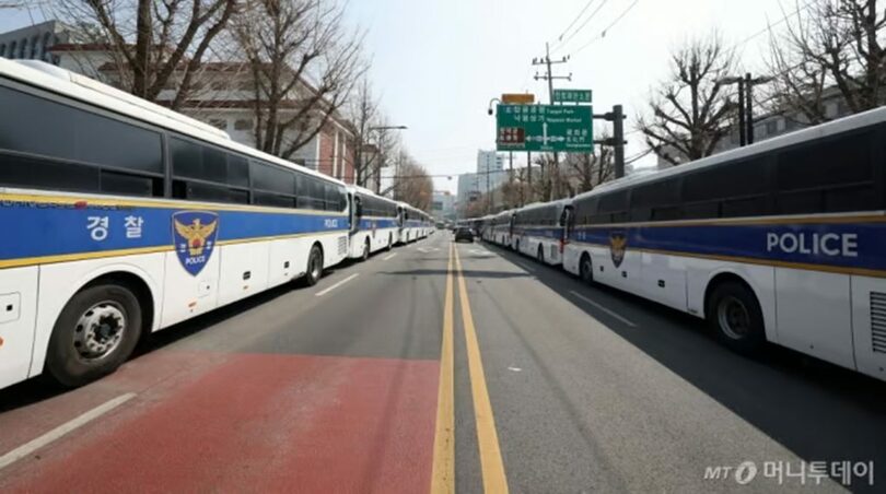 ハン・ドクス首相の弾劾審判を控えた23日、ソウル鍾路区の憲法裁判所前に配備された警察機動隊のバス(c)NEWSIS