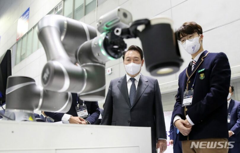 人工知能展示会「2022AITECH+」を訪れ、学生らが開発したロボットアーム活用のコーヒー作りを見守る韓国のユン・ソンニョル（尹錫悦）大統領(c)NEWSIS