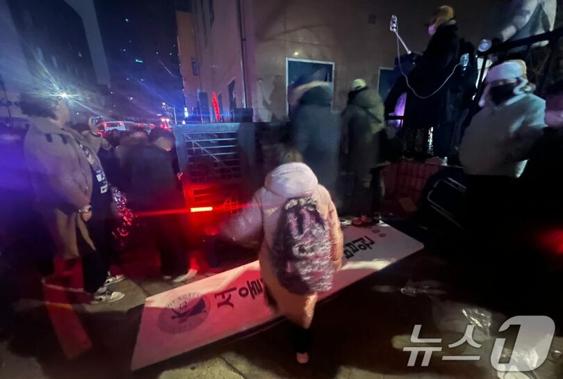 19日早朝、ソウル西部地裁で暴動を起こす大統領支持者ら(c)news1