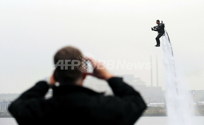 水を噴射し空に舞う、ロンドン国際ボートショー