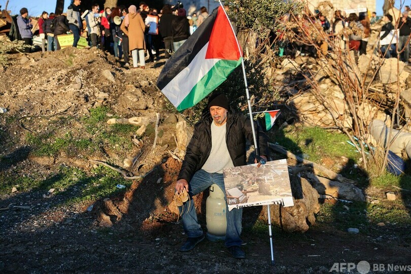 屋根の上にガスボンベ、強制立ち退きに抵抗 パレスチナ
