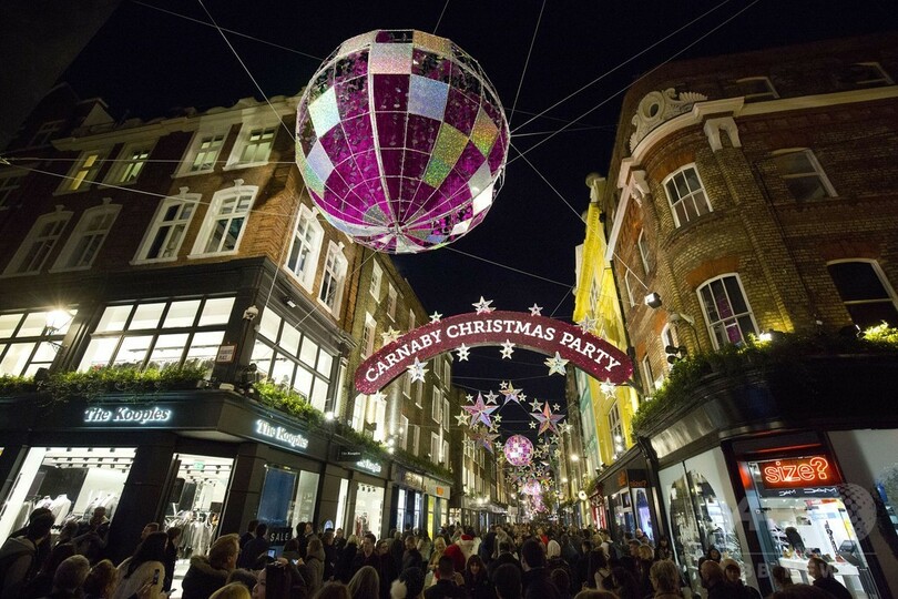 クリスマス前最後の週末、光で彩られた英ロンドンの中心部