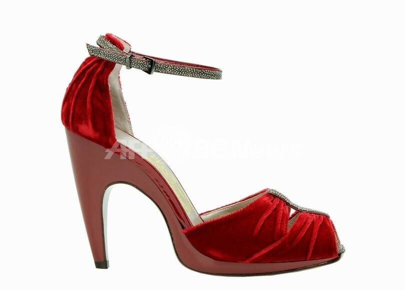 フェラガモと映画『オーストラリア』のコラボレーション。シューズ'レディ・サラ'発売