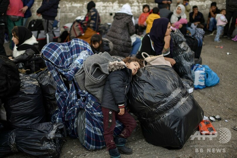 寒さと雨に凍える難民 スラム街と化したキャンプ ギリシャ