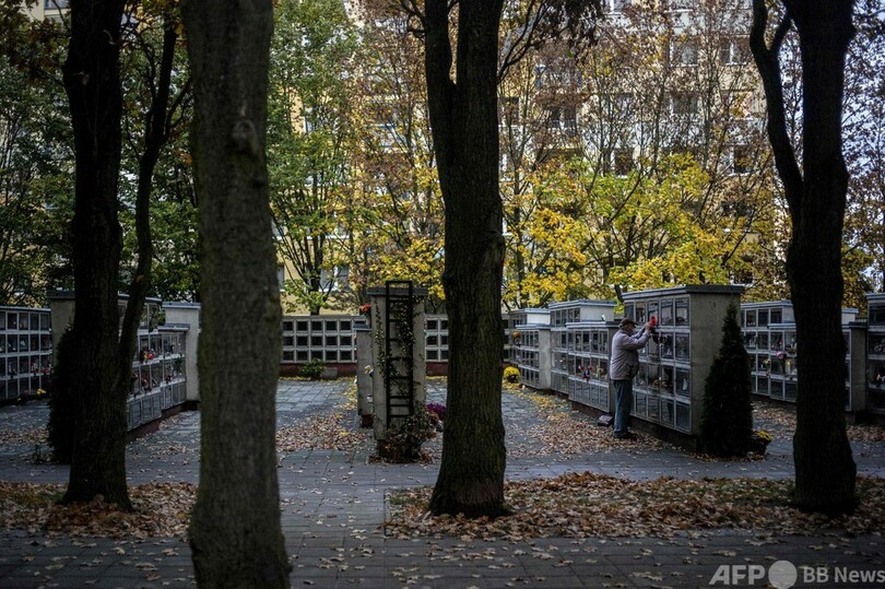 コロナで死者増、繁忙極める火葬場 チェコ