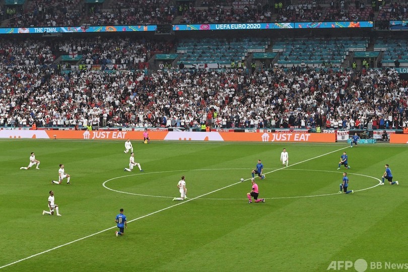 サッカー選手への差別投稿、対策強化へ 英ジョンソン首相