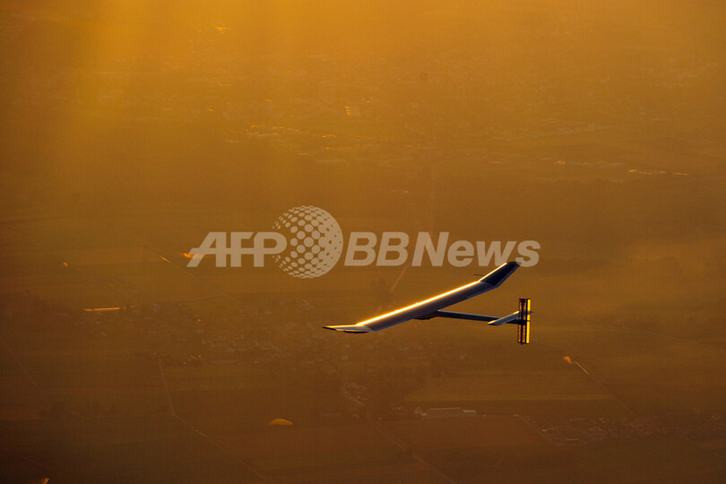 太陽の力で飛ぶ「ソーラー・インパルス」、昼夜連続26時間飛行に成功