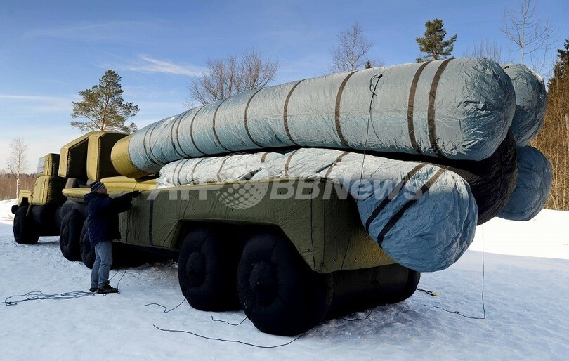 ロシアが誇る「秘密兵器」、空気で膨らませる戦車