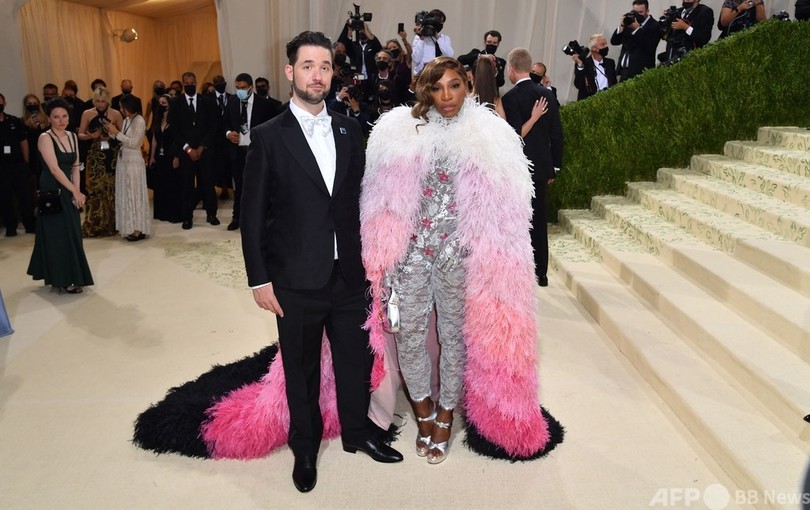 大坂なおみ、華やかな衣装で登場 ファッションの祭典「メット・ガラ」