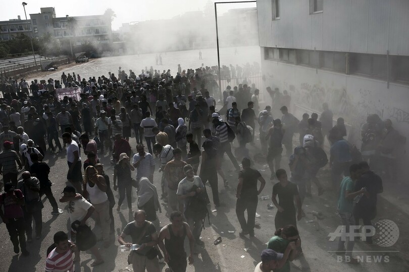 警官が殺到する移民を殴打する騒ぎ、ギリシャのコス島