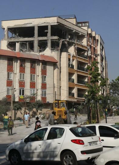 イスラエルの攻撃で損傷した建物。イランの首都テヘランで（2025年6月13日撮影）。（c）ATTA KENARE / AFP