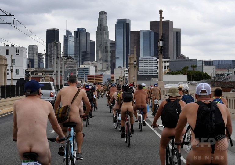 裸のサイクリスト集団 米ロサンゼルスを駆け抜ける 写真8枚 国際ニュース Afpbb News